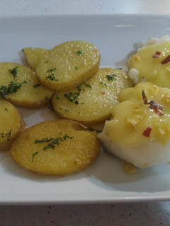 Una foto de Bacalao al pil pil con patatas confitadas
