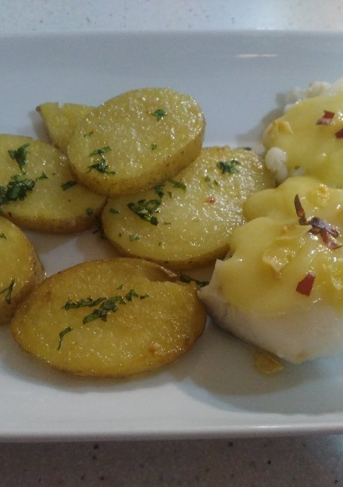 Una foto de Bacalao al pil pil con patatas confitadas