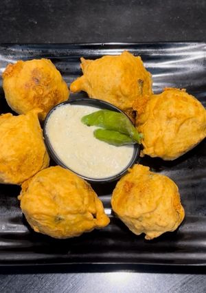 A picture of Aloo Vada.