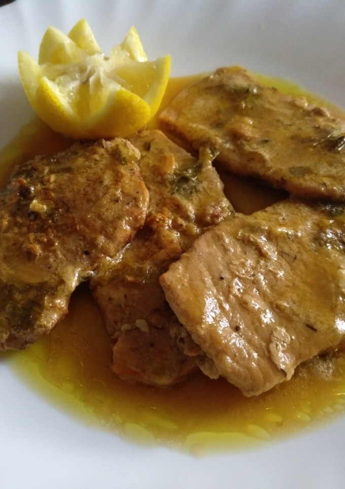 Una foto de Escalopines de cerdo al ajillo con salsa de limón