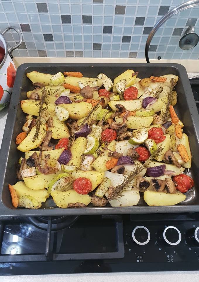 Картофель с овощами в духовке