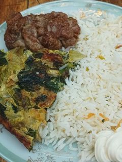 Una foto de Arroz con tortilla de verduras y chunchules