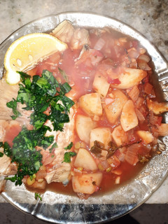 Una foto de Palometa al horno con salsa de tomate