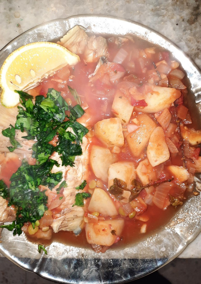 Una foto de Palometa al horno con salsa de tomate