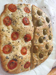 Una foto de Focaccia tomates cherry y olivas con sal de lava 🌋