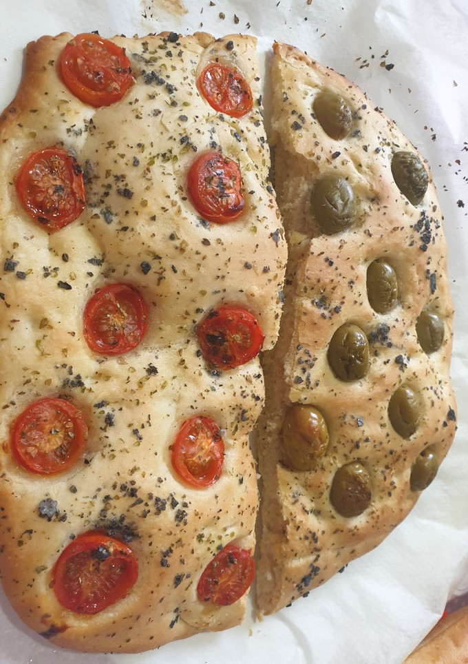 Una foto de Focaccia tomates cherry y olivas con sal de lava 🌋