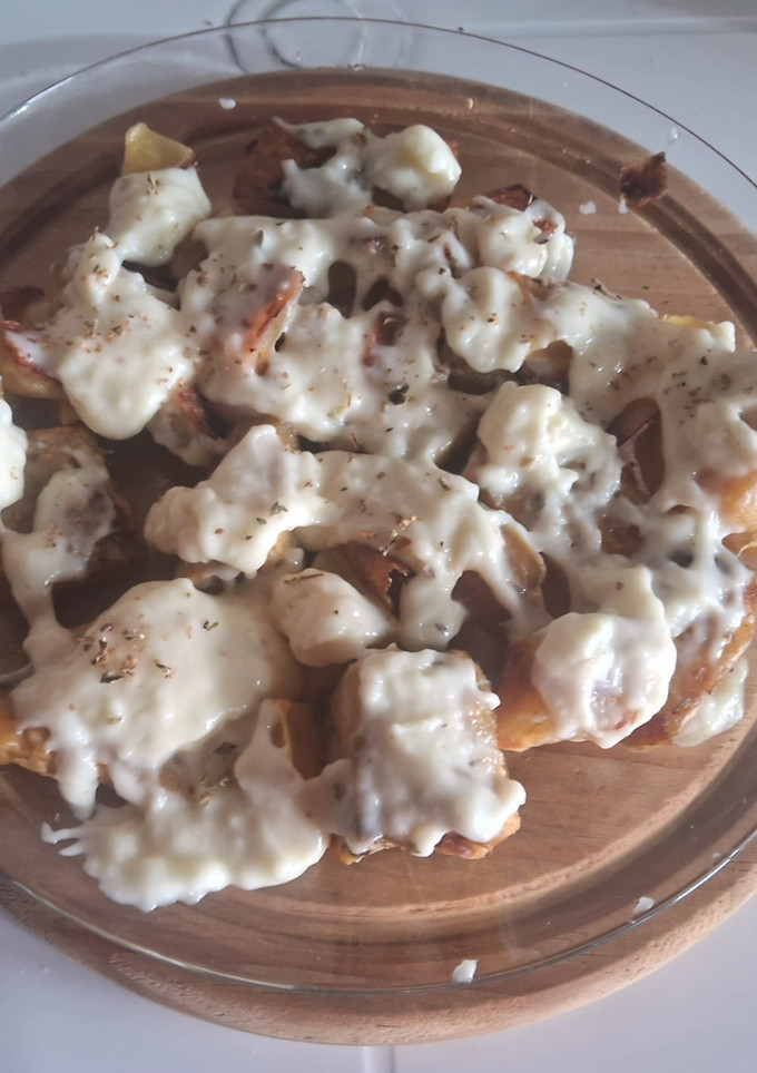 Una foto de Papas y boniato al horno con salsa blanca