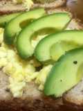 Bruschetta de huevo revuelto y palta