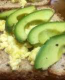 Bruschetta de huevo revuelto y palta