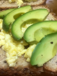 Una foto de Bruschetta de huevo revuelto y palta