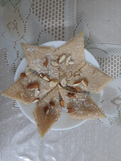 उड़द दाल की बर्फी (Urad dal ki barfi recipe in Hindi) रेसिपी मुख्य फोटो
