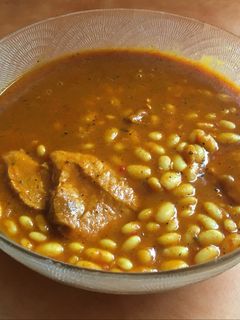Una foto de Frijoles blancos con posta de cerdo