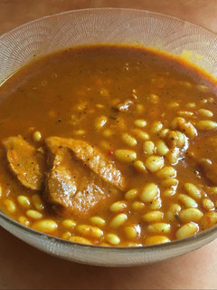 Una foto de Frijoles blancos con posta de cerdo