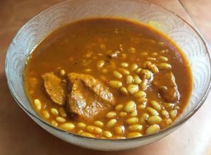 Una foto de Frijoles blancos con posta de cerdo