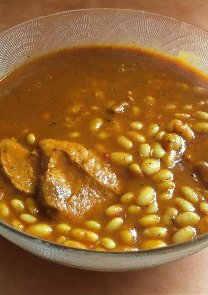 Una foto de Frijoles blancos con posta de cerdo