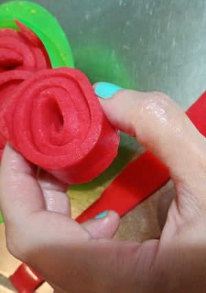 Una foto de Rolls Esponjosos de Gomitas Caseras con Dos Ingredientes ❤️🌹🍬