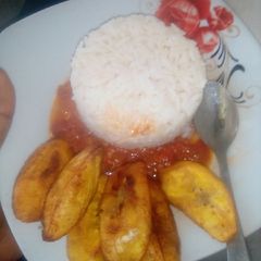 A picture of Homemade rice 🍚and pepper and tomato sauce.