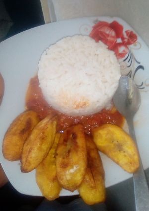 A picture of Homemade rice 🍚and pepper and tomato sauce.