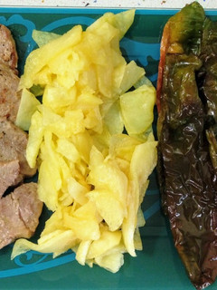 Una foto de Chuletas de cerdo y tomatitos asados con patatas y pimientos fritos