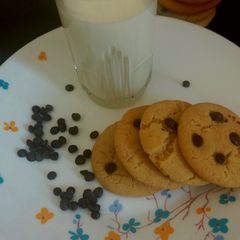 A picture of EGGLESS chocolate chip cookies.