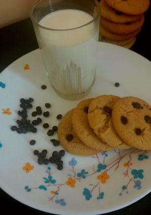 A picture of EGGLESS chocolate chip cookies.