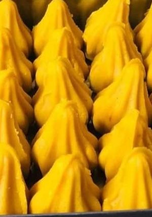 કેસર માવા મોદક (Kesar Mava Modak Recipe In Gujarati) રેસીપી મુખ્ય ફોટો