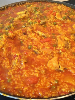 Una foto de Paella de pollo sencilla
