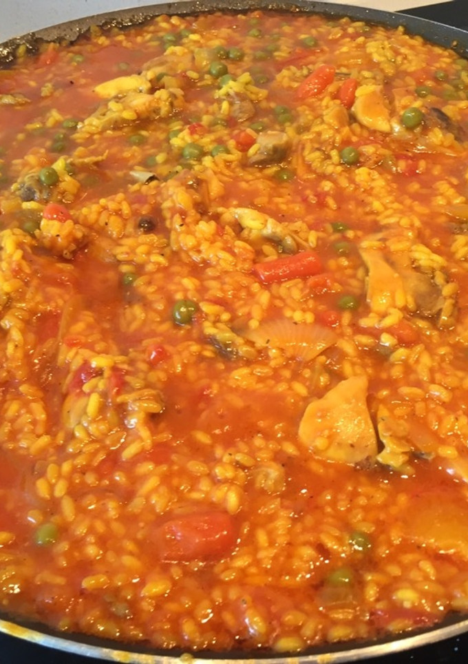 Una foto de Paella de pollo sencilla