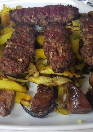 صورة لوصفة كباب مشوي بالفرن مع خضار