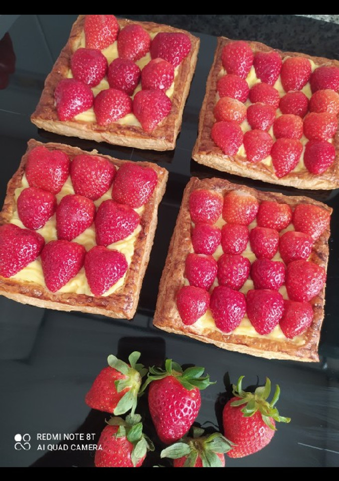 Una foto de Tartitas de fresa con crema de mascarpone y nata