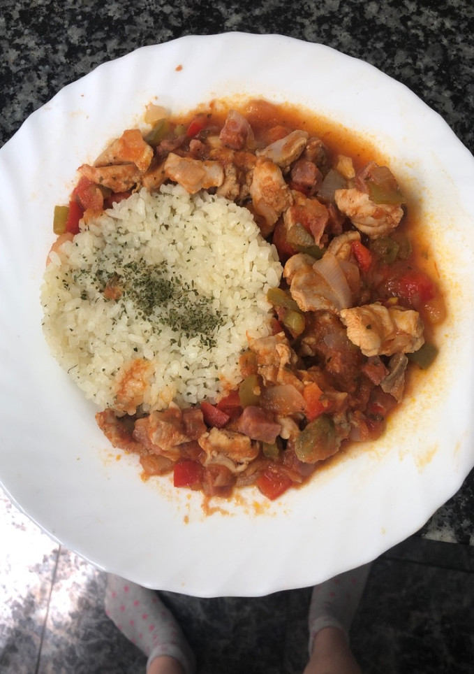 Una foto de 201. Dados de pollo al chilindrón (principal carne)