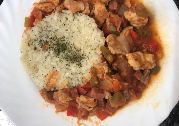 Dados de pollo al chilindrón