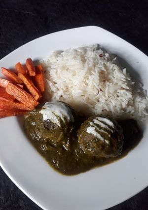 A picture of Baked chickpea balls in spinach gravy.