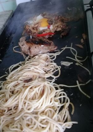 Una foto de Cuadril con huevo en colchón de cebolla a la plancha