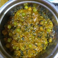 A picture of Methi malai mutter in red gravy.