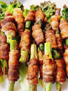 Hình của món Thịt ba chỉ cuộn măng tây nướng ngũ vị hương.