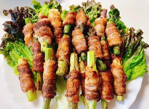 Hình của món Thịt ba chỉ cuộn măng tây nướng ngũ vị hương.