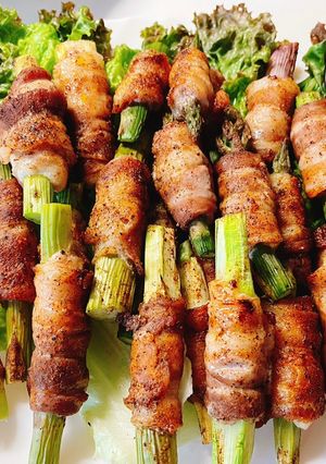 Hình của món Thịt ba chỉ cuộn măng tây nướng ngũ vị hương.