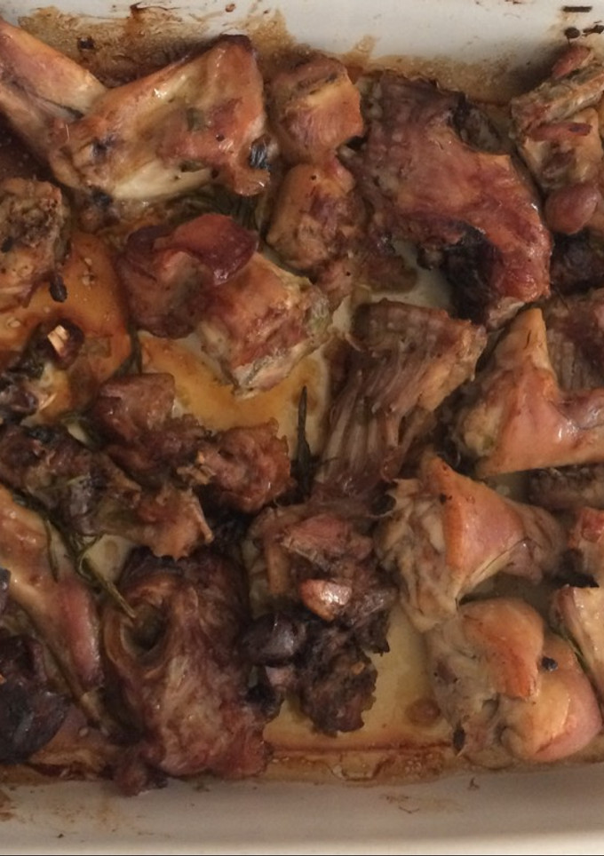 Una foto de Conejo al horno con toque de romero