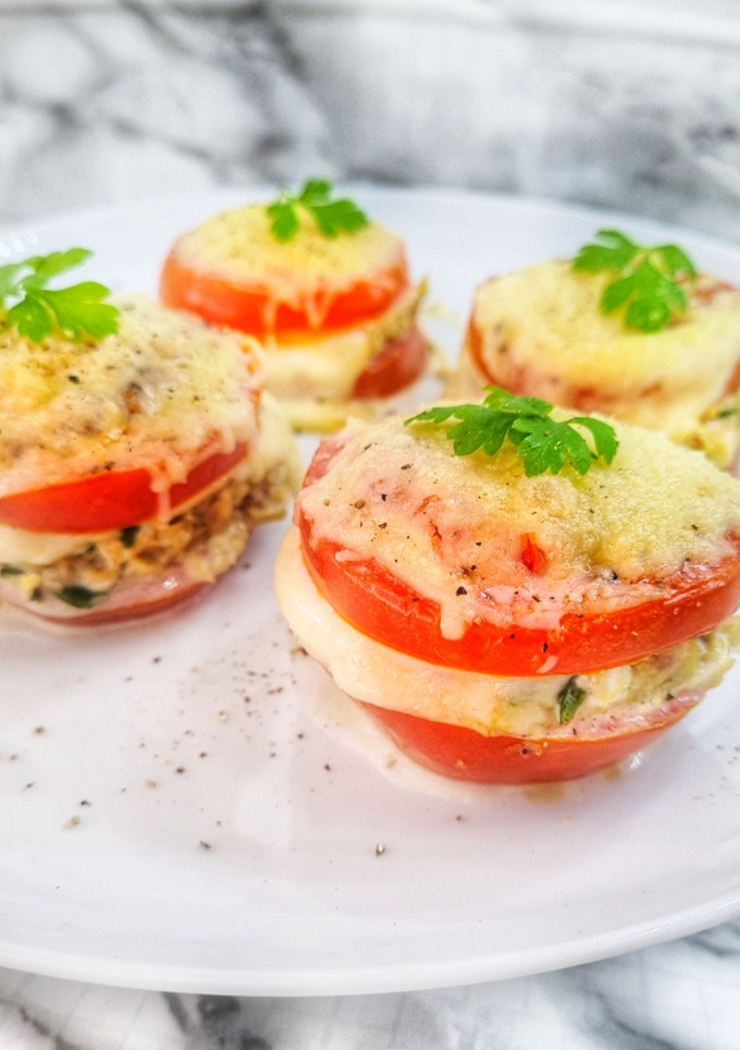 Una foto de Tomates horneados con atún