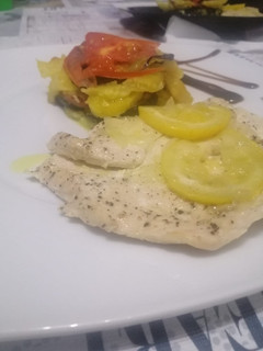 Una foto de Pechuga al papillote con timbal de patata y verduras