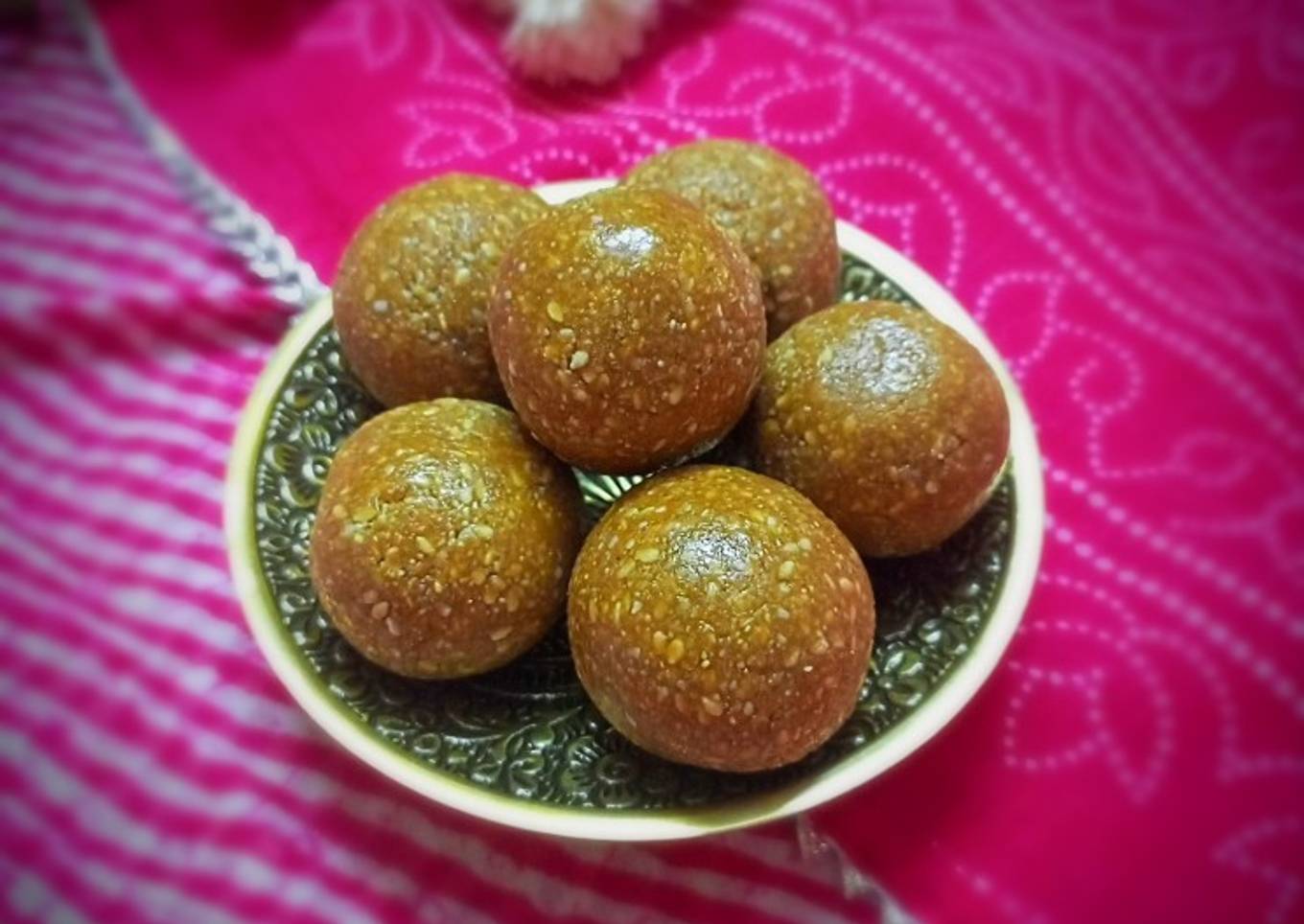 Til aur gur ke ladoo