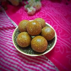 A picture of Til aur gur ke ladoo.