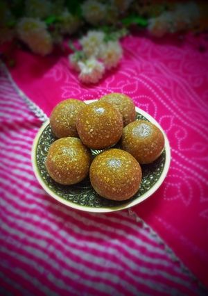 A picture of Til aur gur ke ladoo.