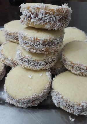 Una foto de Alfajores tipo de maicena, RECETA para guardar. Nunca falla!!!
