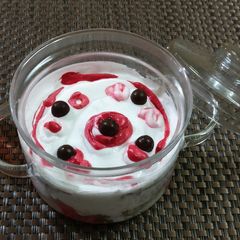 A picture of Cake in jar.