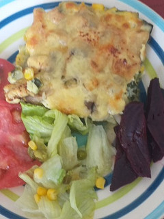 Una foto de Budín de zapallo italiano (vegetariano) con ensaladas