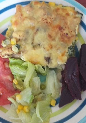 Una foto de Budín de zapallo italiano (vegetariano) con ensaladas