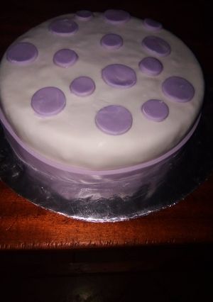A picture of Oreo cake covered in fondant.