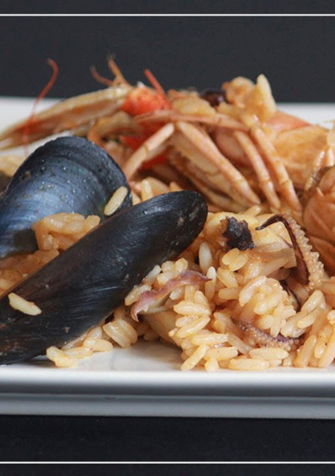 Una foto de Arroz con cigalas y sepia